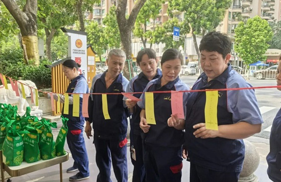 “情满月圆，礼赞国庆”星群户外劳动者爱心驿站举行灯谜慰问活动